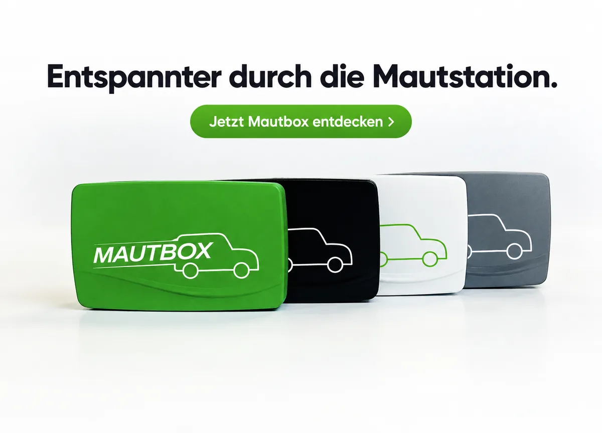 Illustration: vier Mautboxen in Grün, Schwarz, Weiß und Grau mit Schriftzug MAUTBOX und dem Slogan „Entspannter durch die Mautstation.“