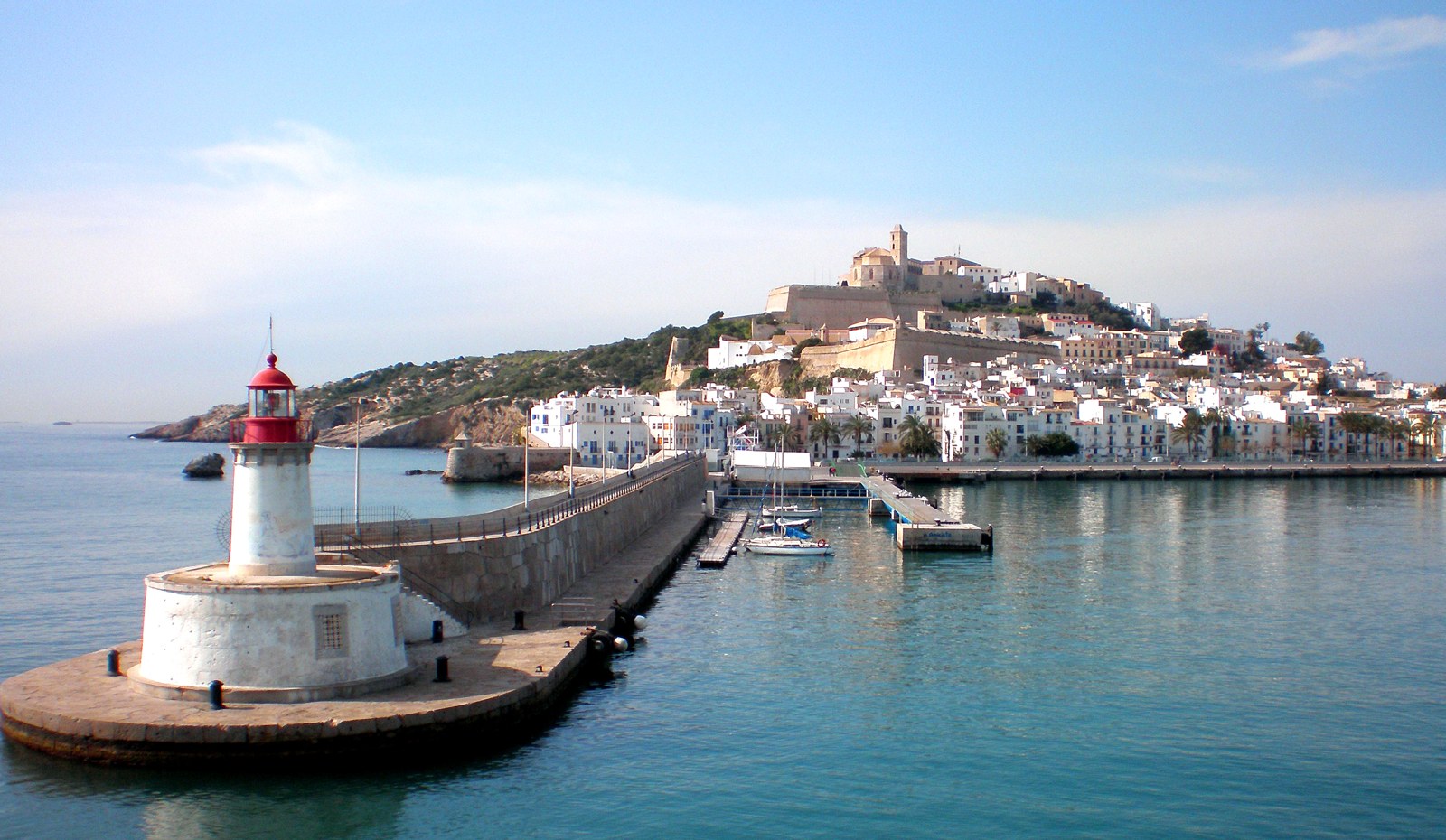 Echtes Foto von Dalt Vila mit Kathedrale, Festungsmauern und Hafen von Ibiza-Stadt, aufgenommen von der Hafeneinfahrt