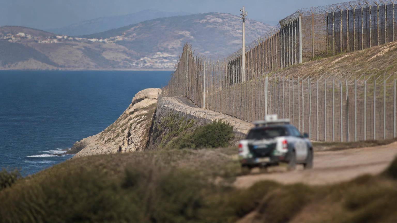 Grenzzaun zwischen Marokko und der spanischen Exklave Ceuta an der Mittelmeerküste mit Patrouillenfahrzeug