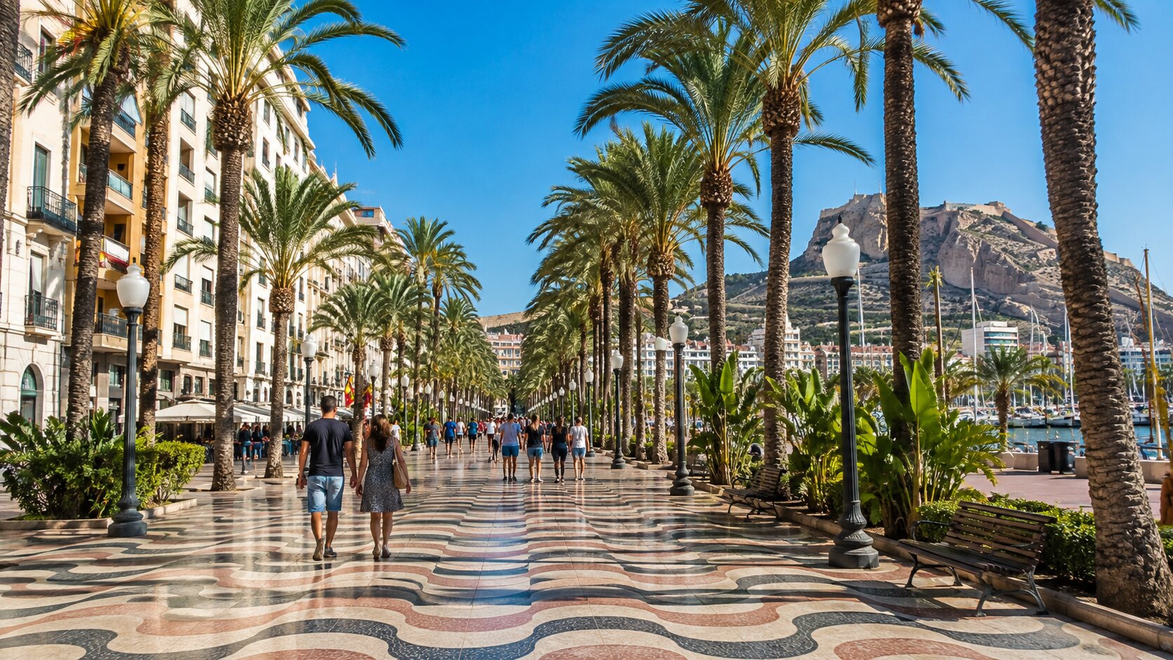 Weiße Küstenstadt an der Costa Blanca mit türkisfarbenem Meer