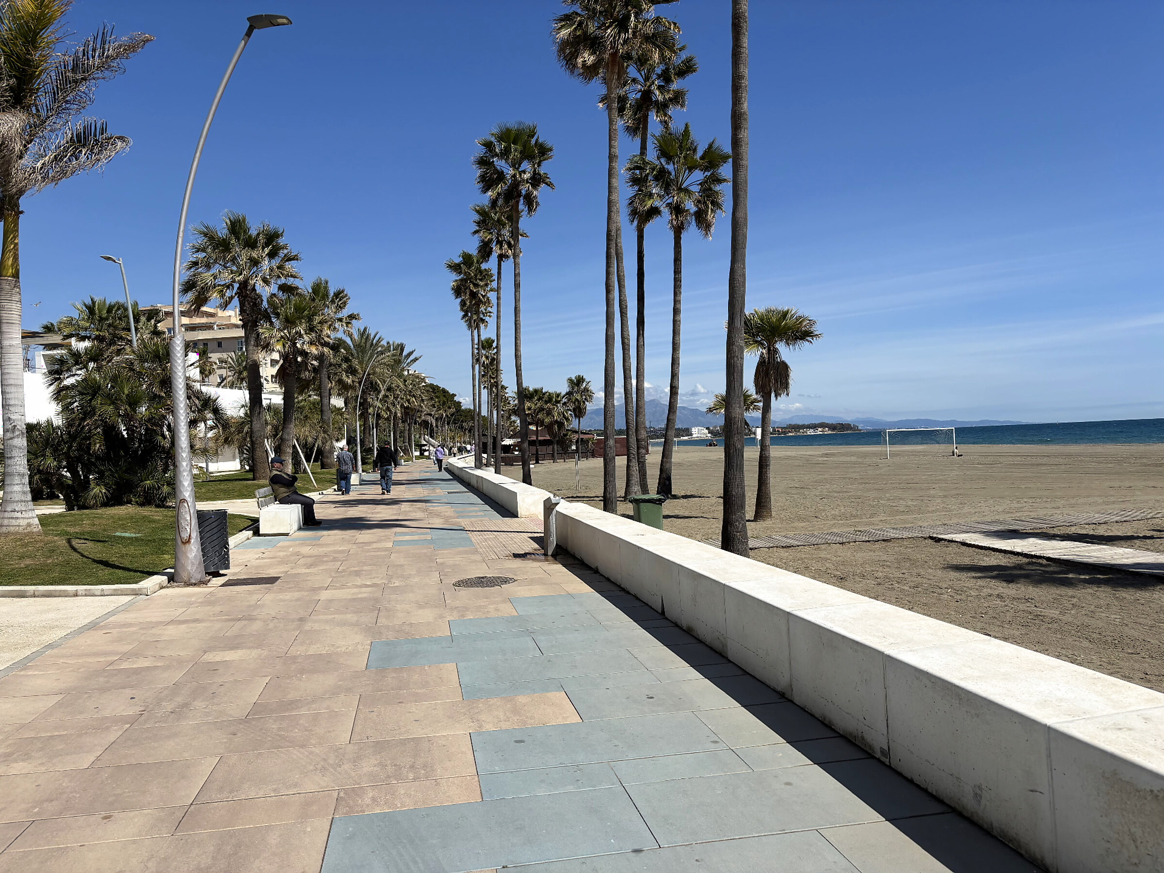 Verkehrsberuhigte Gasse in der Altstadt von Estepona mit weißen Häusern, Pflanzen und schmiedeeisernen Balkonen