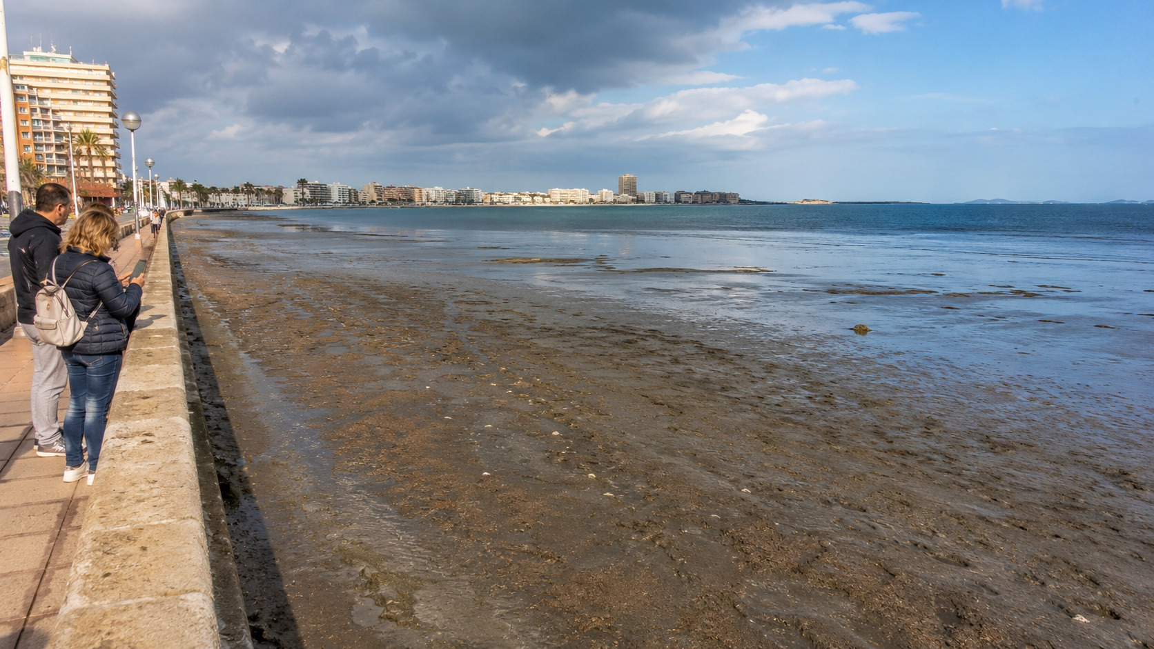 Weit zurückgewichene Wasserlinie an der Küste von La Manga