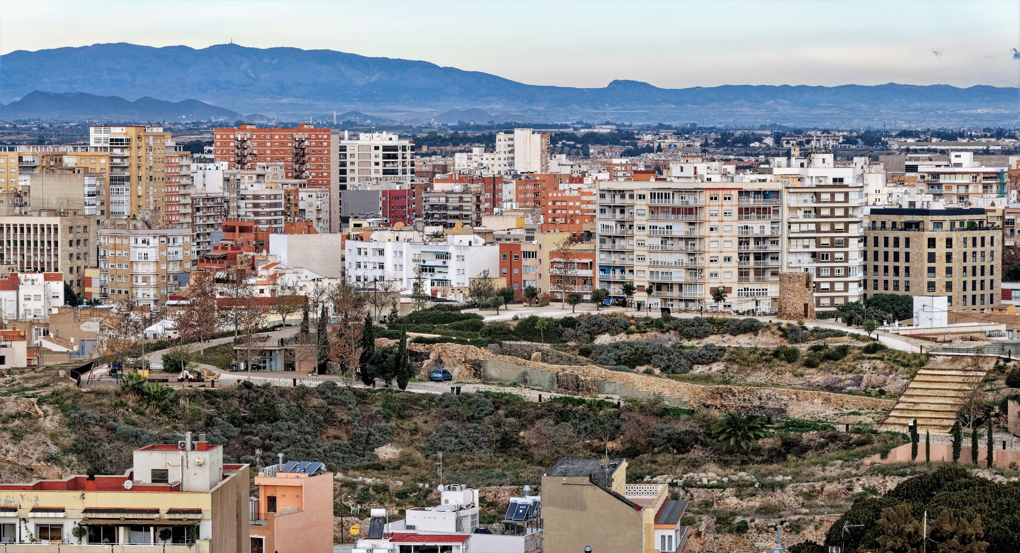 Blick auf bestehende Stadtbebauung und offene Flächen am Molinete in Cartagena, Murcia; keine Darstellung des geplanten Wohnungsprojekts
