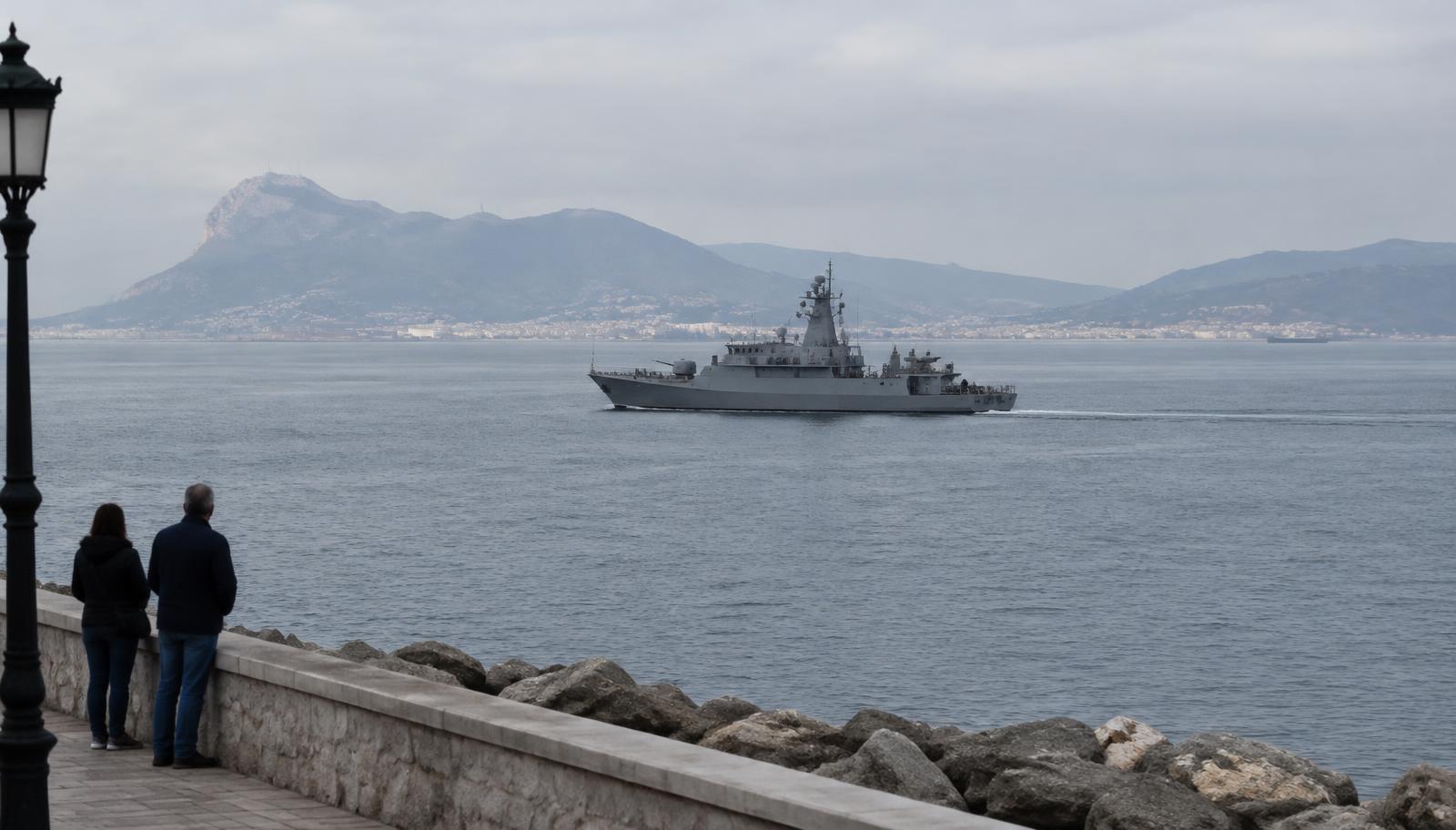 Graues Marineschiff in der Straße von Gibraltar, Spaziergänger an einer Uferpromenade (KI-generierte Illustration)