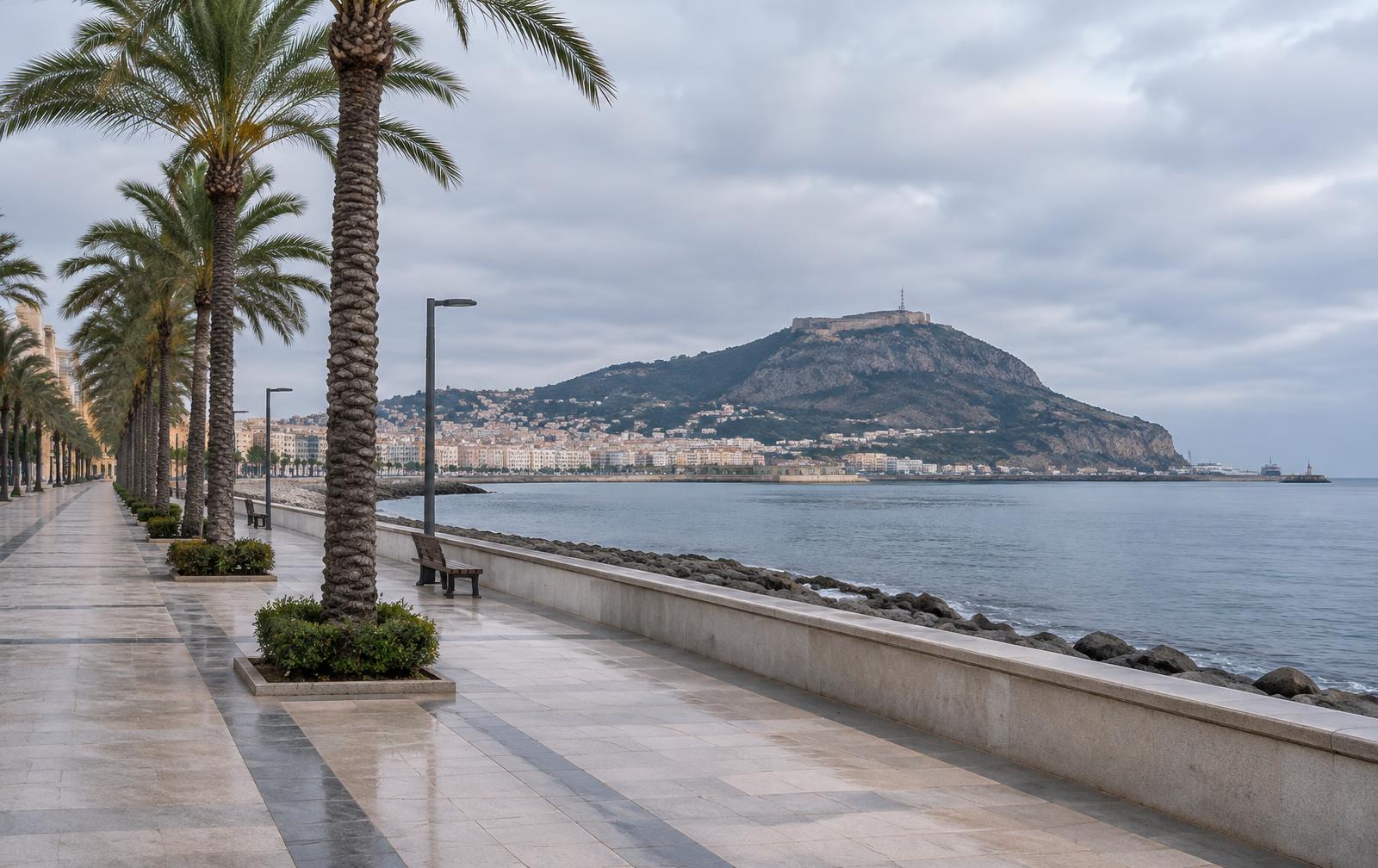 Leere Uferpromenade mit Palmen und Blick auf einen Berg am Meer, KI-Illustration