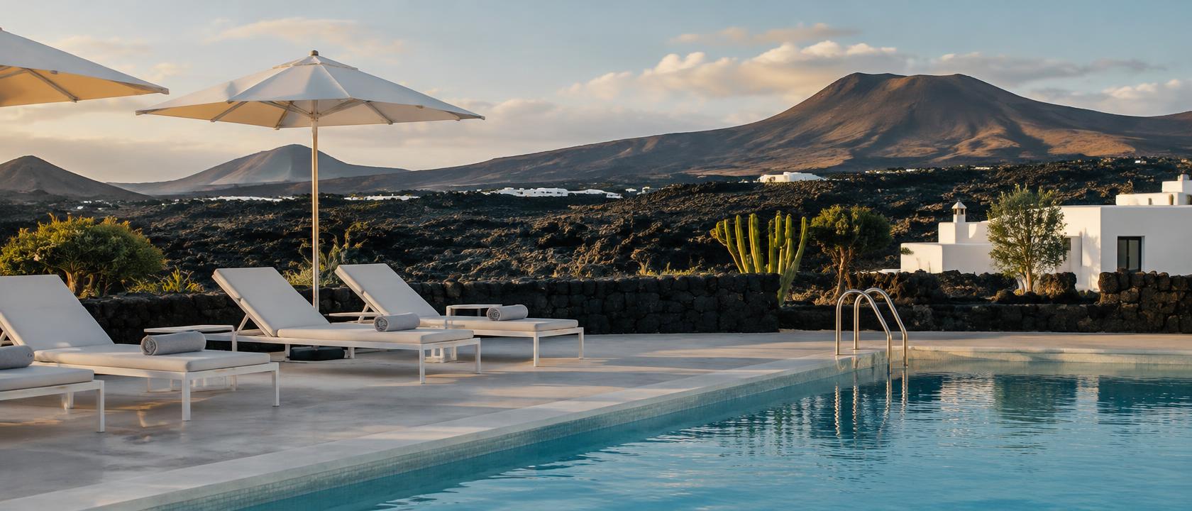 Hotelpool mit Sonnenliegen vor Vulkanlandschaft auf Lanzarote (KI-generierte Illustration)