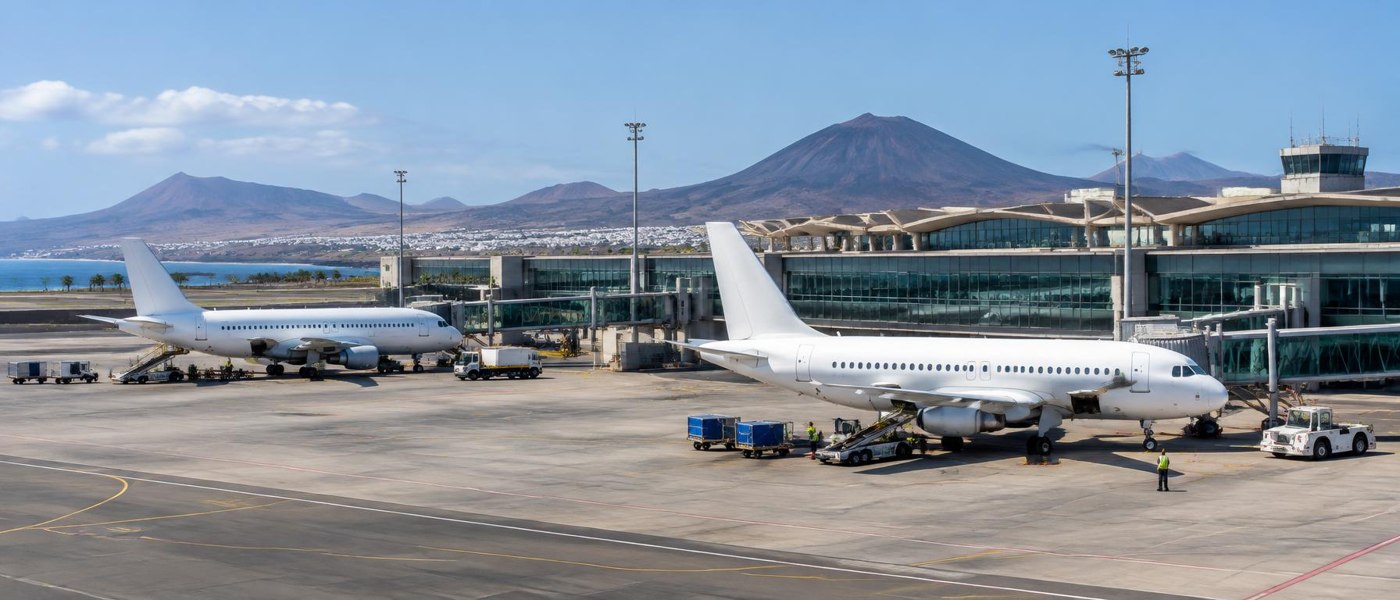 Unmarkierte Passagierflugzeuge am Terminal eines kanarischen Flughafens, KI-Symbolbild