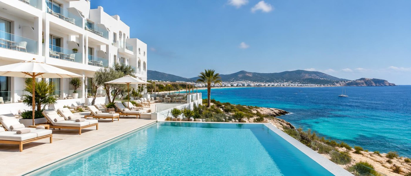 Hotelanlage auf Ibiza mit Pool und Blick auf das Meer im Sommer