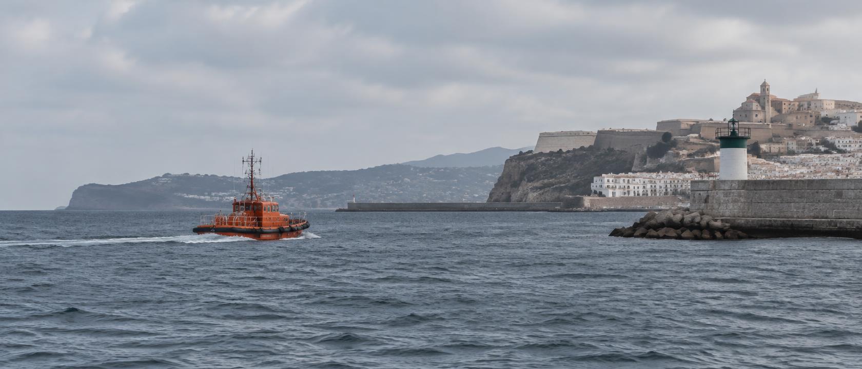 Rettungsschiff vor einer spanischen Küste, KI-generiertes Symbolbild, keine Aufnahme eines konkreten Einsatzes