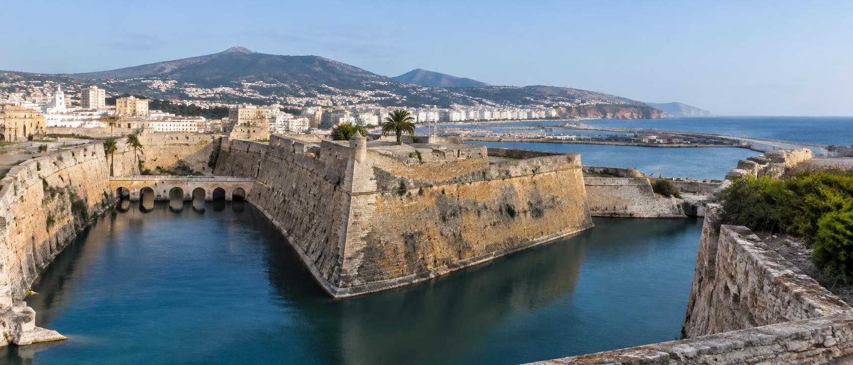 Historische Festungsmauern in Ceuta, neues KI-generiertes Symbolbild zum Königsbesuch, keine Ereignisaufnahme