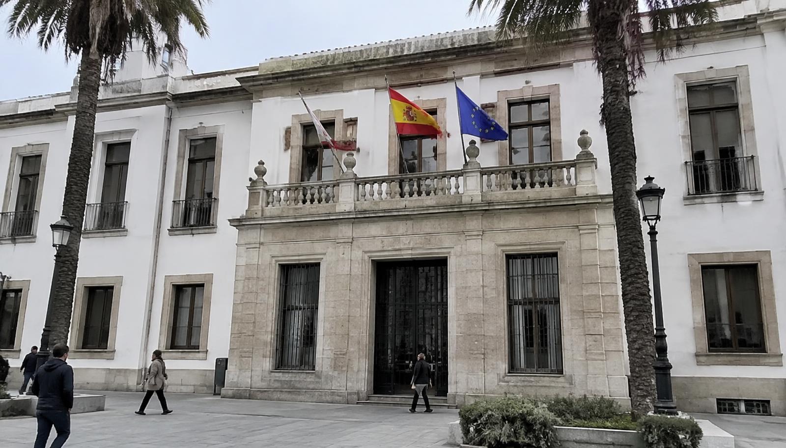 Außenansicht eines Behördengebäudes in Ceuta mit spanischer und EU-Flagge (KI-Illustration)