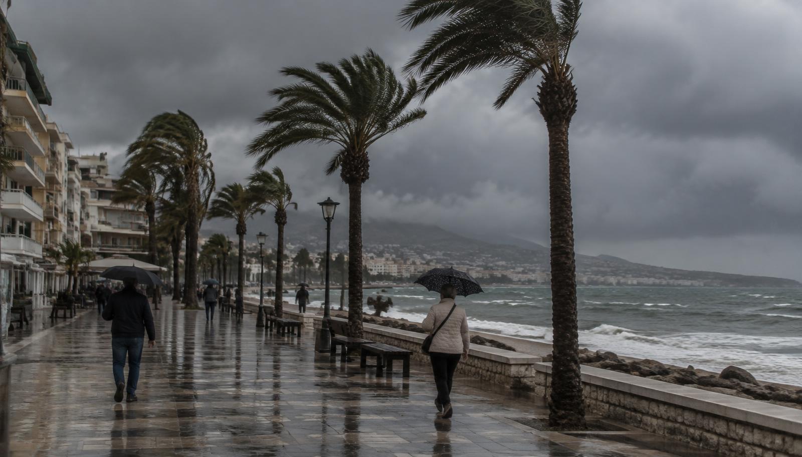Regen und Wind an einer Strandpromenade an der Costa del Sol, Passanten mit Schirmen (KI-Illustration)