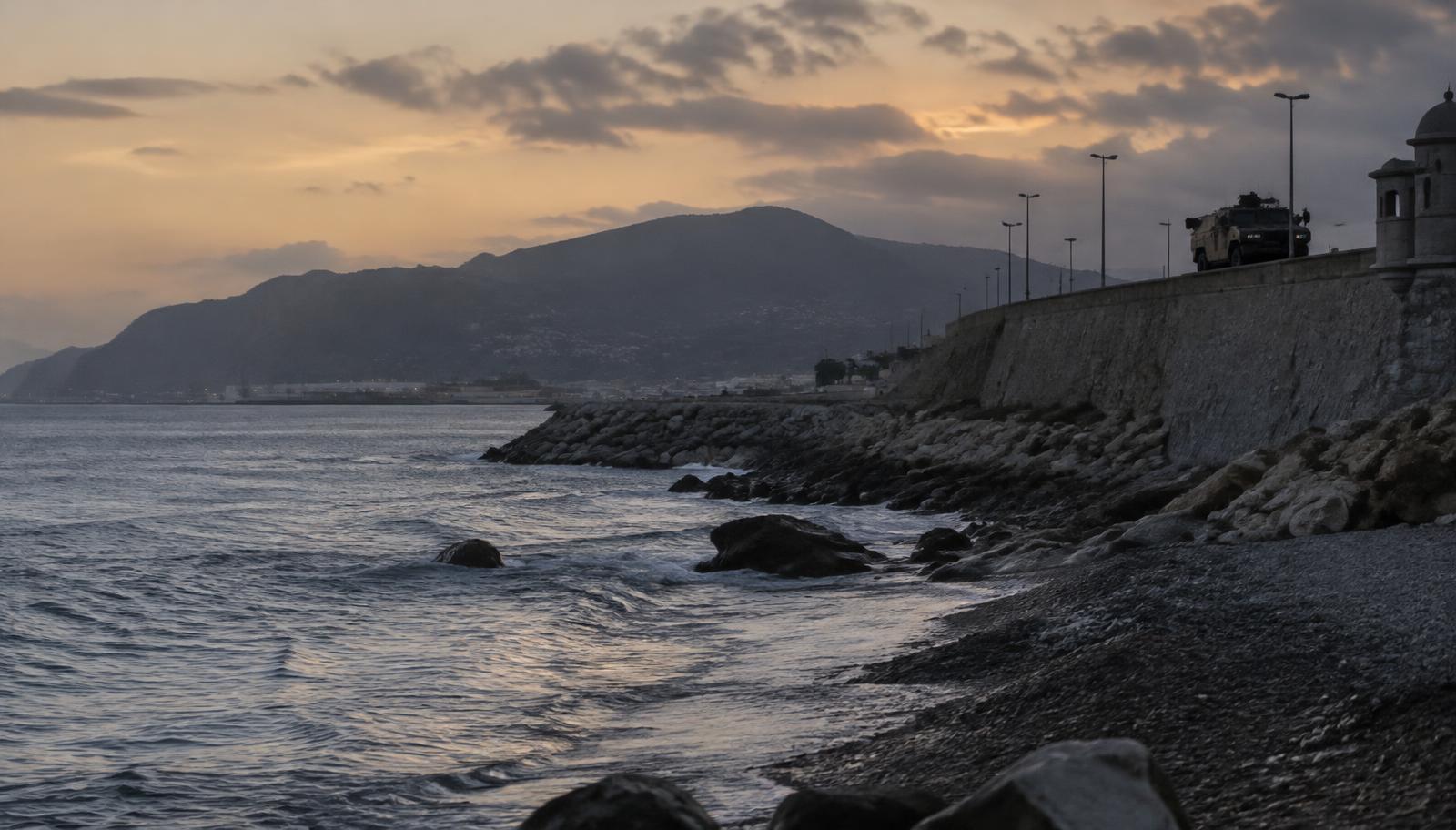 Steinige Küste in Ceuta in der Abenddämmerung