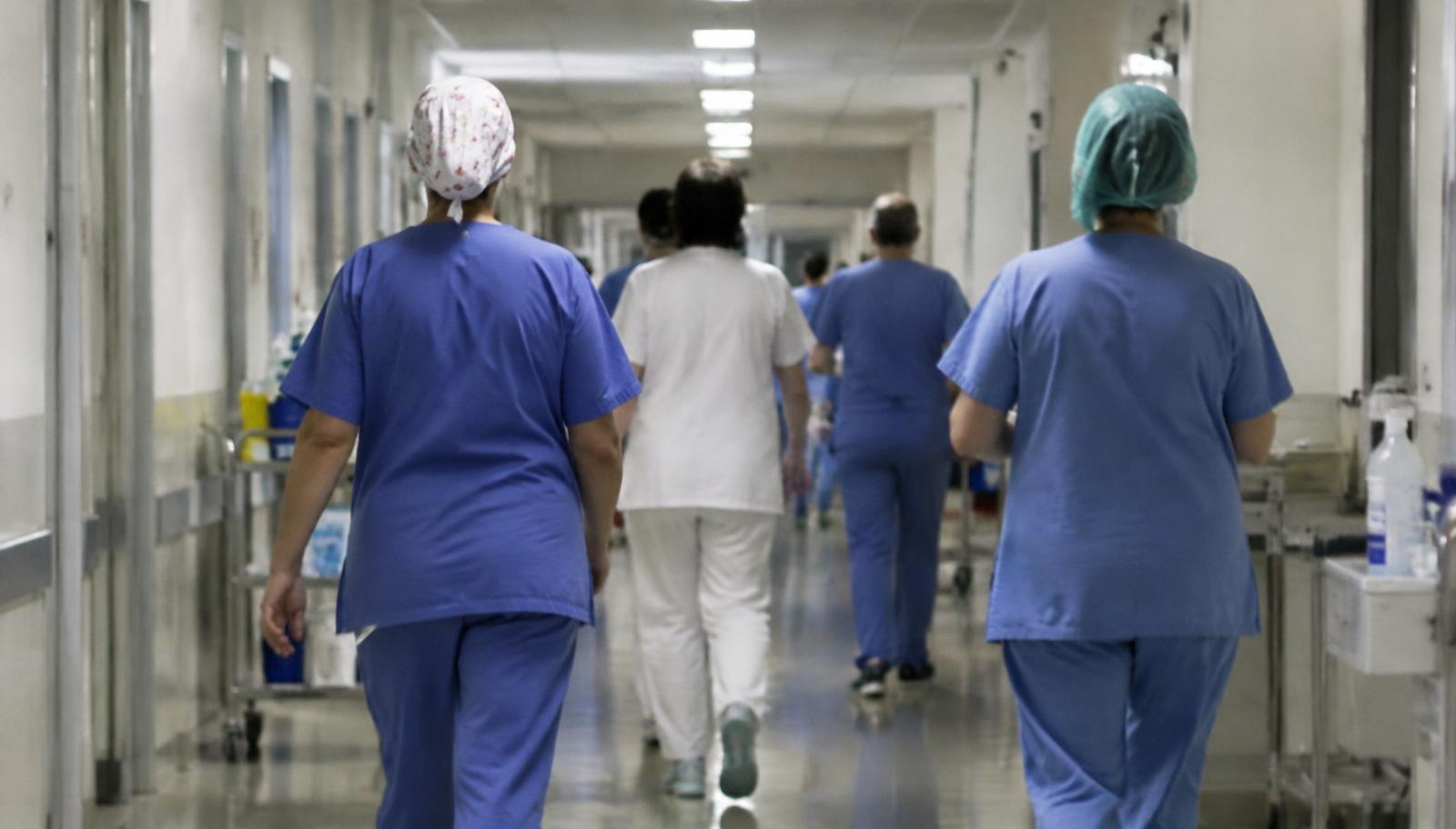 Pflegekräfte und Ärzte auf einem Krankenhausflur