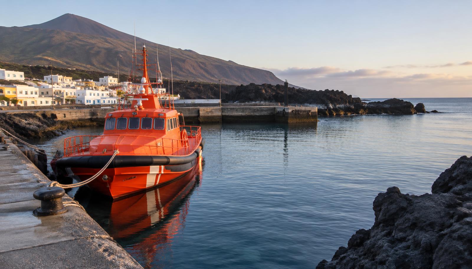 Rettungsboot von Salvamento Marítimo im Hafen von La Restinga auf El Hierro