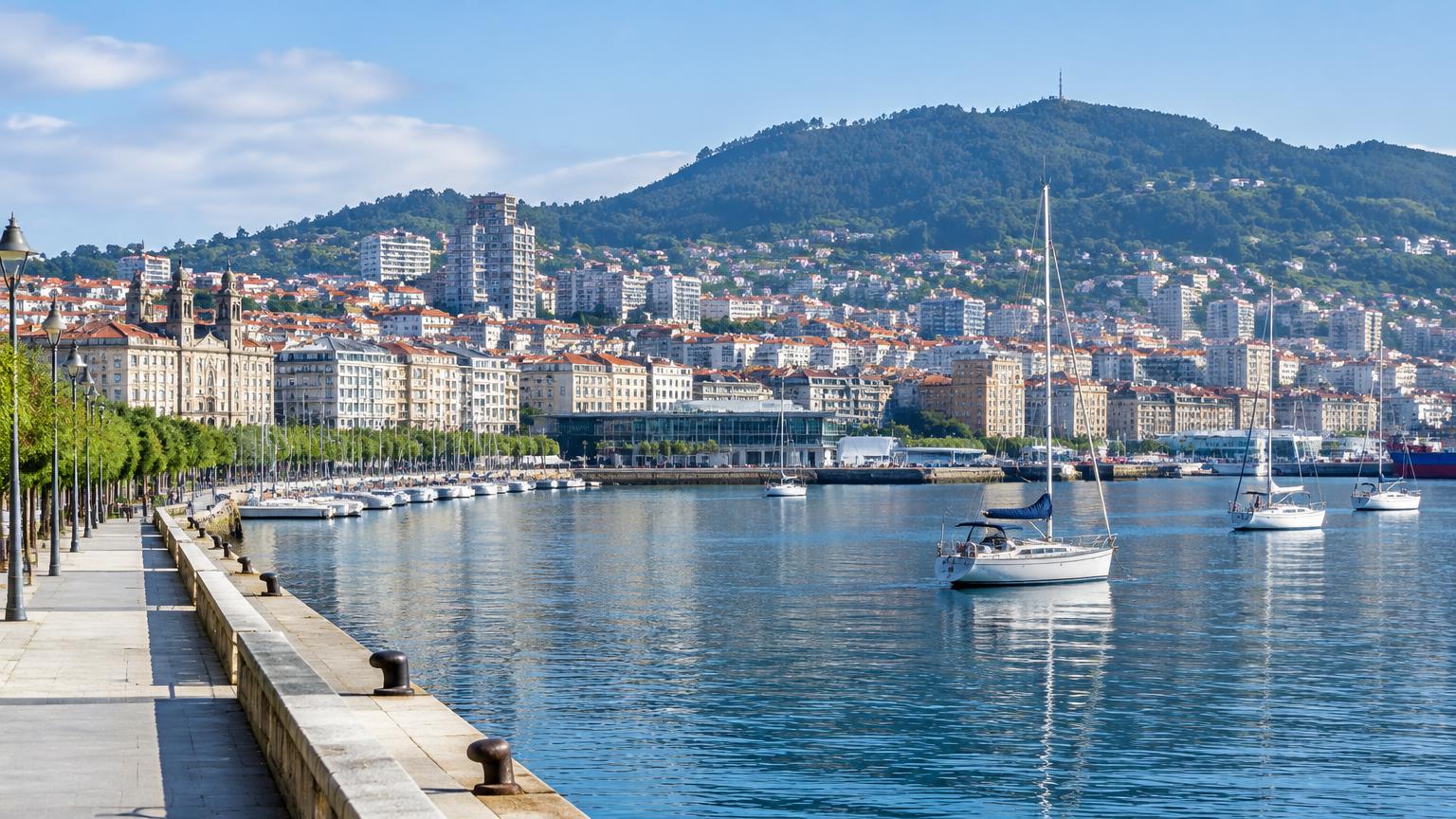 Hafenpromenade mit Segelbooten, Stadt und grünen Hügeln als Vigo-Motiv, KI-Illustration