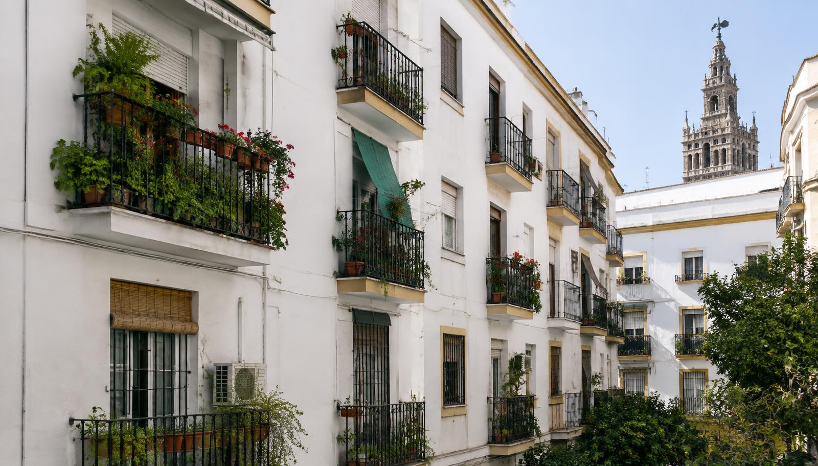 Mehrfamilienhaus mit Balkonen und Pflanzen in Sevilla bei Tageslicht (KI-generiertes Symbolbild)