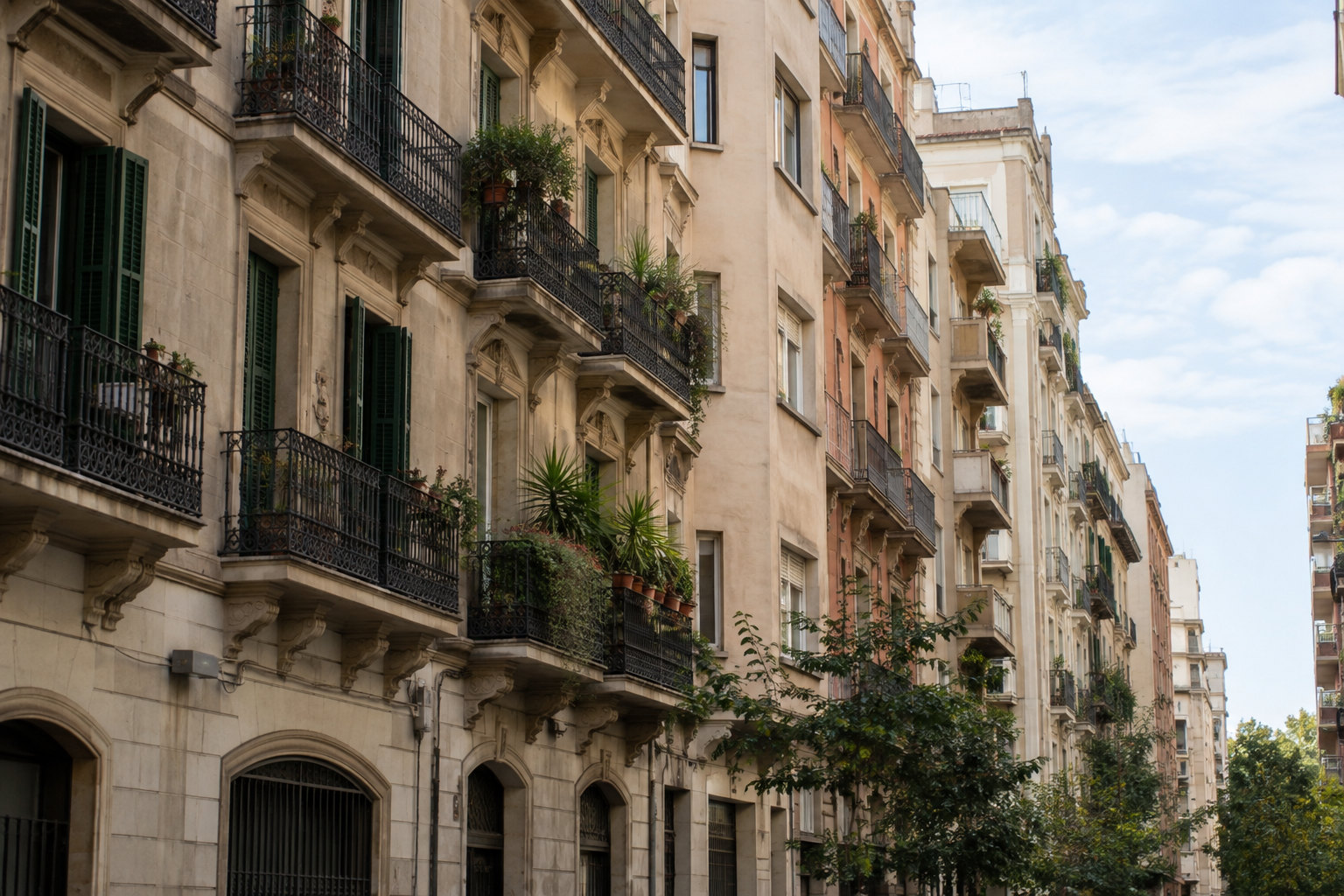 Wohnhäuser in einem Viertel von Barcelona bei Tageslicht