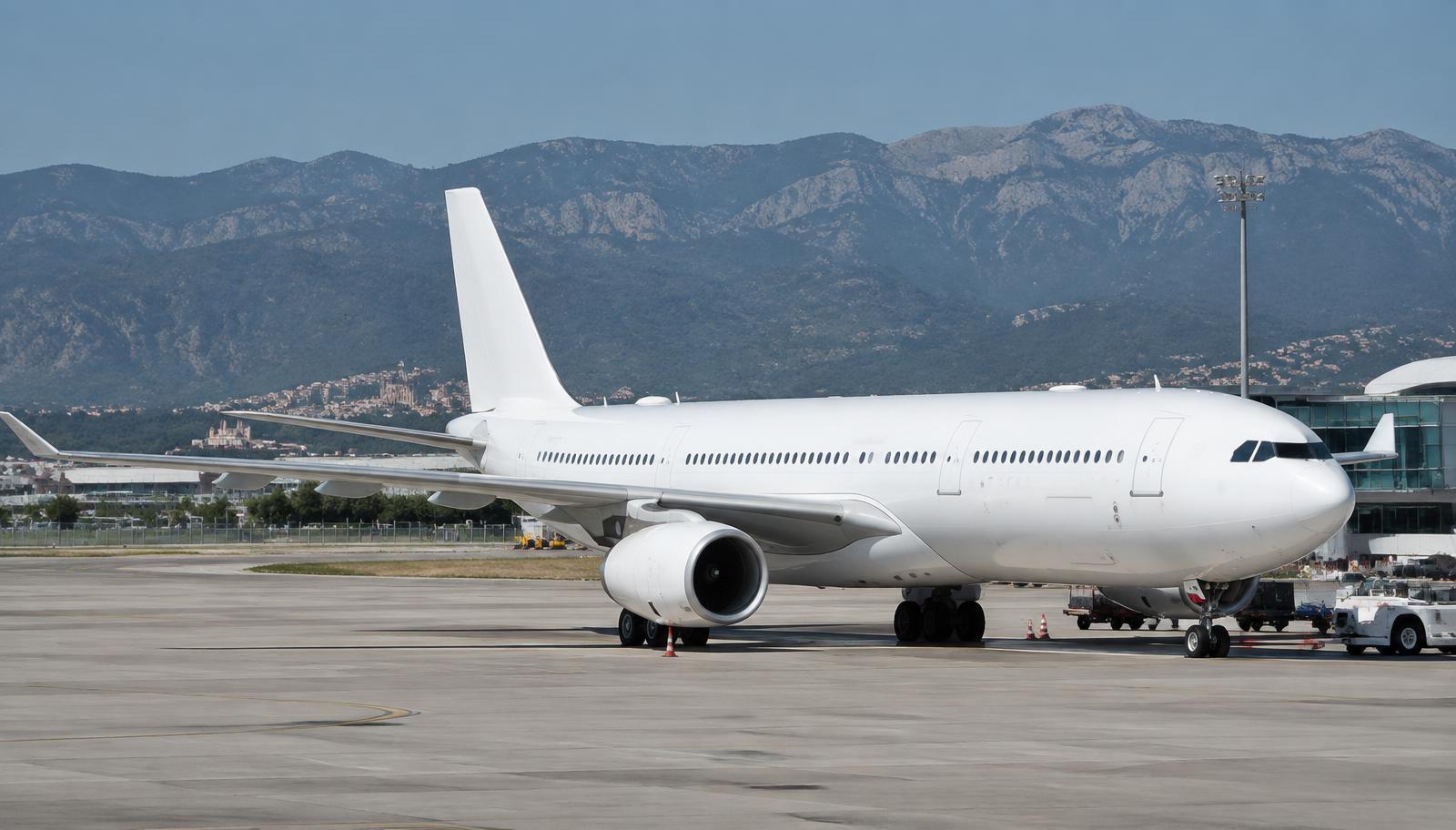 Großraumflugzeug ohne Logo auf dem Vorfeld des Flughafens Palma, Tramuntana im Hintergrund (KI-generiertes Symbolbild)