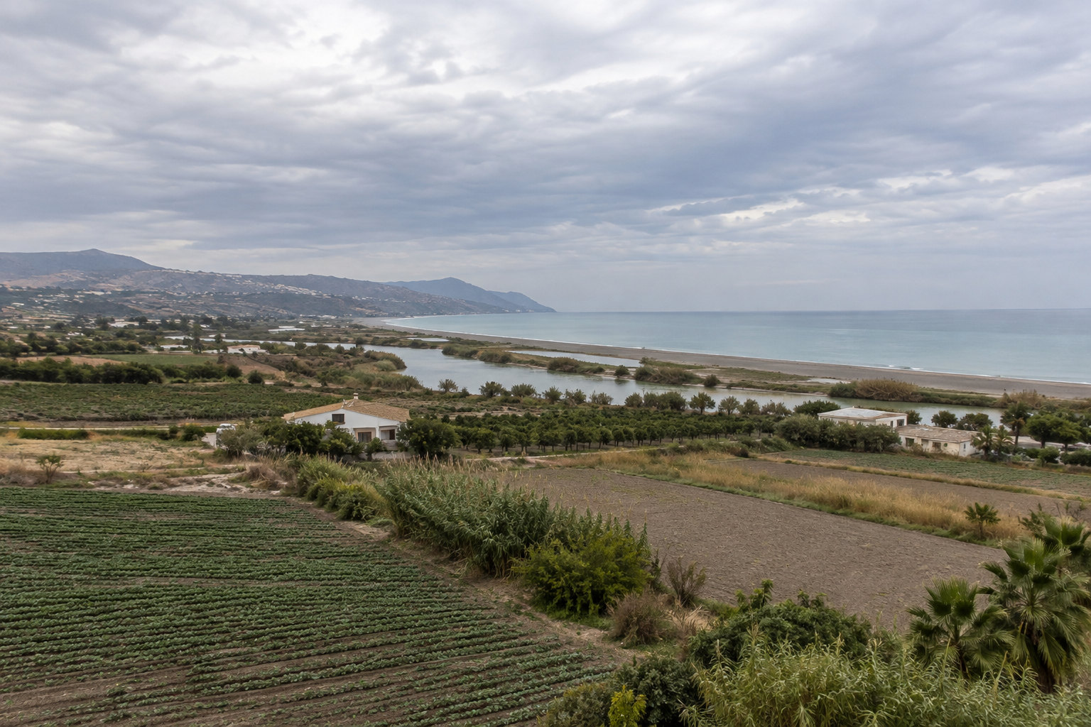 Agrarflächen der Vega von Almayate zwischen Feldern, Küstenstraße und Mittelmeer