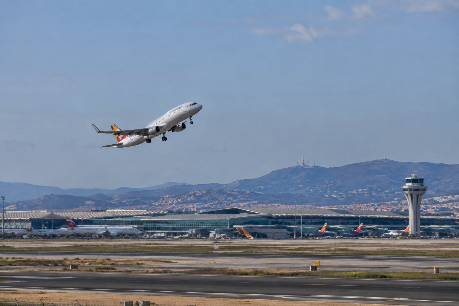Passagierflugzeug auf einer Startbahn des Flughafens Barcelona-El Prat vor den Terminals