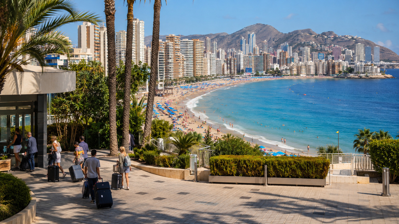 Hotels und Hochhäuser an der Küste von Benidorm mit Strand und Mittelmeer