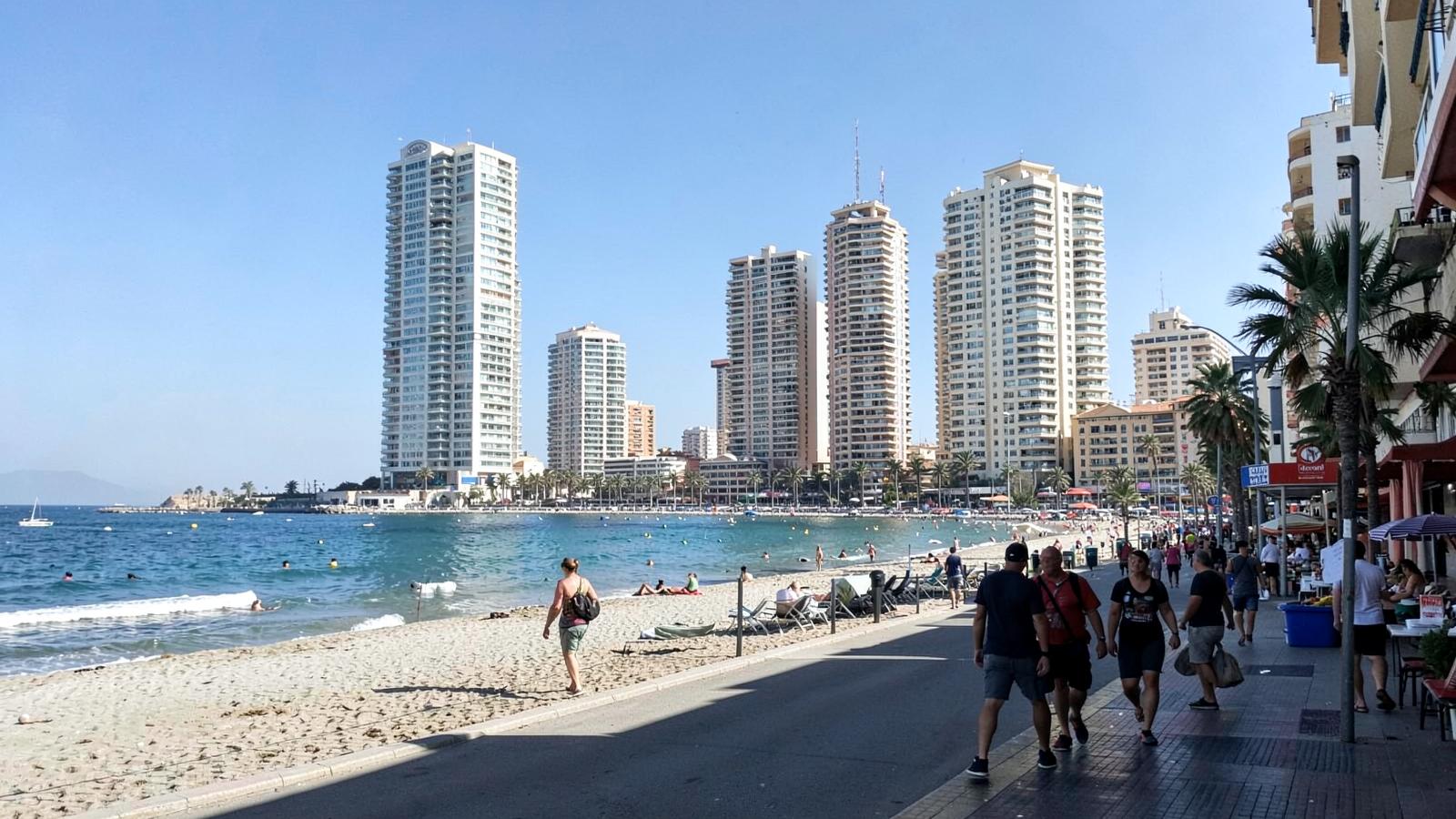 Hochhäuser und Strandpromenade von Benidorm an der Costa Blanca