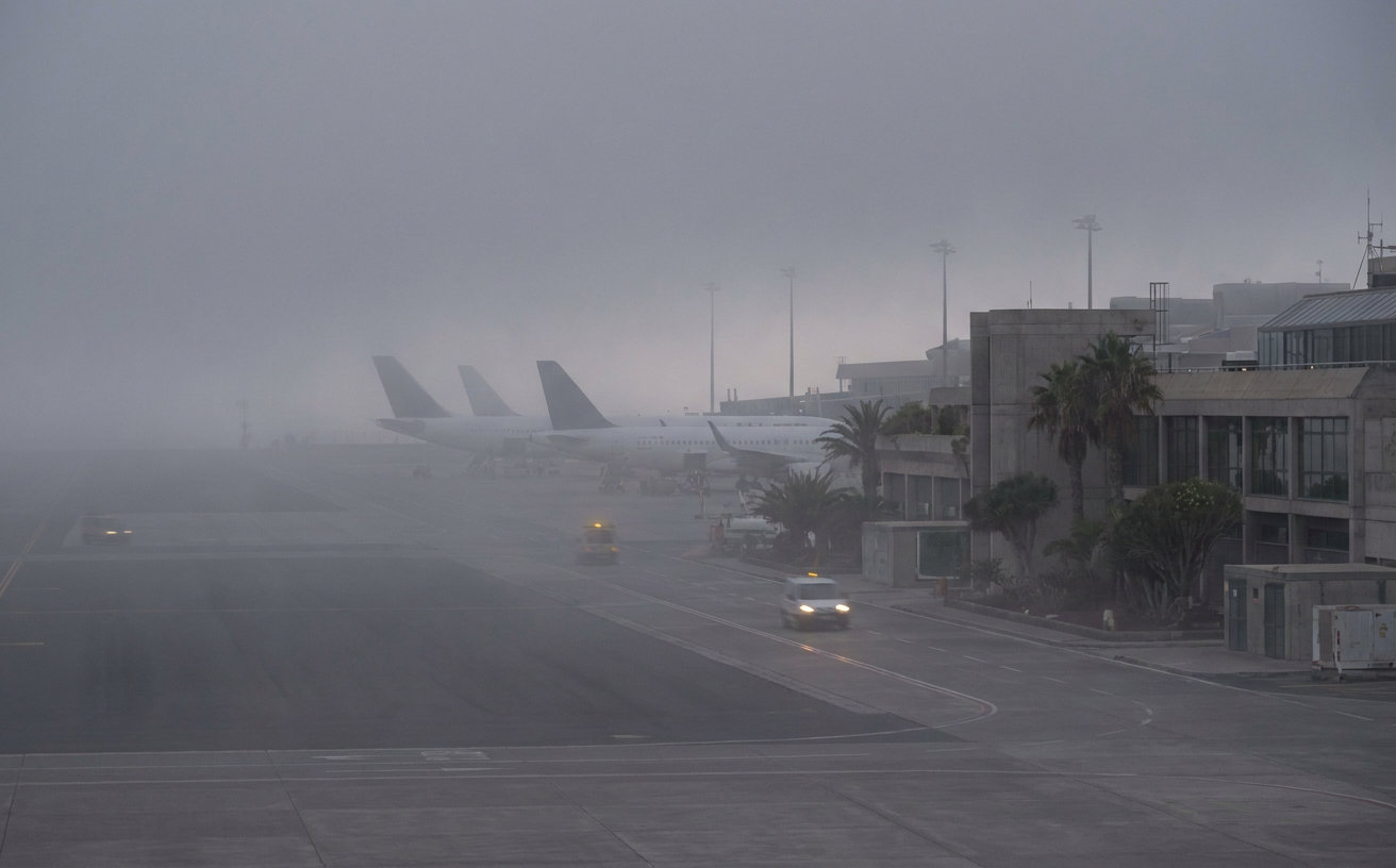 Dichter Nebel schränkt die Sicht auf dem Vorfeld des Flughafens Teneriffa Nord ein.