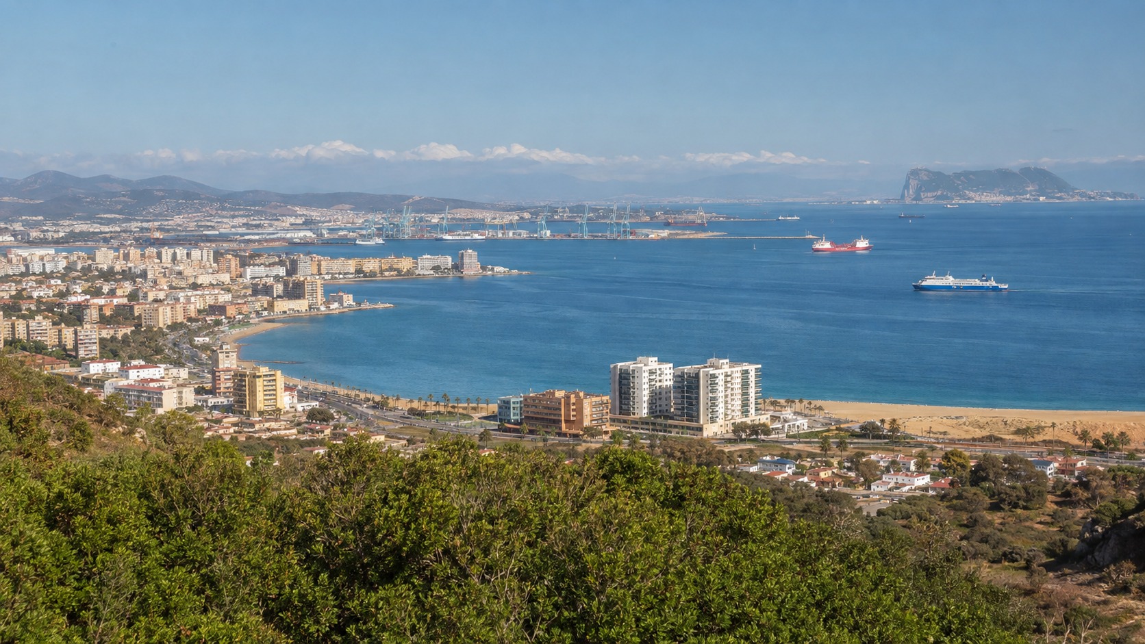 Blick auf Algeciras und die Bucht mit Hafen, Stadt und Küstenlandschaft