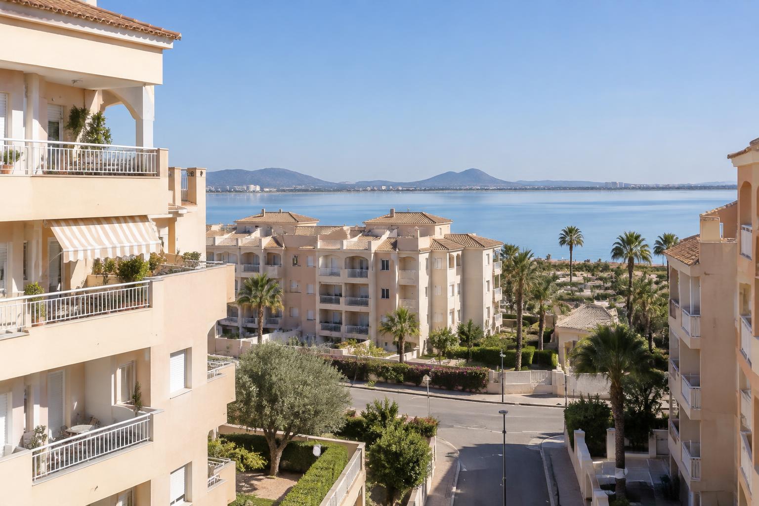 Mieten Mar Menor: Wohnanlagen an der Lagune in der Region Murcia bei Tageslicht. Symbolbild – mit künstlicher Intelligenz erstellt