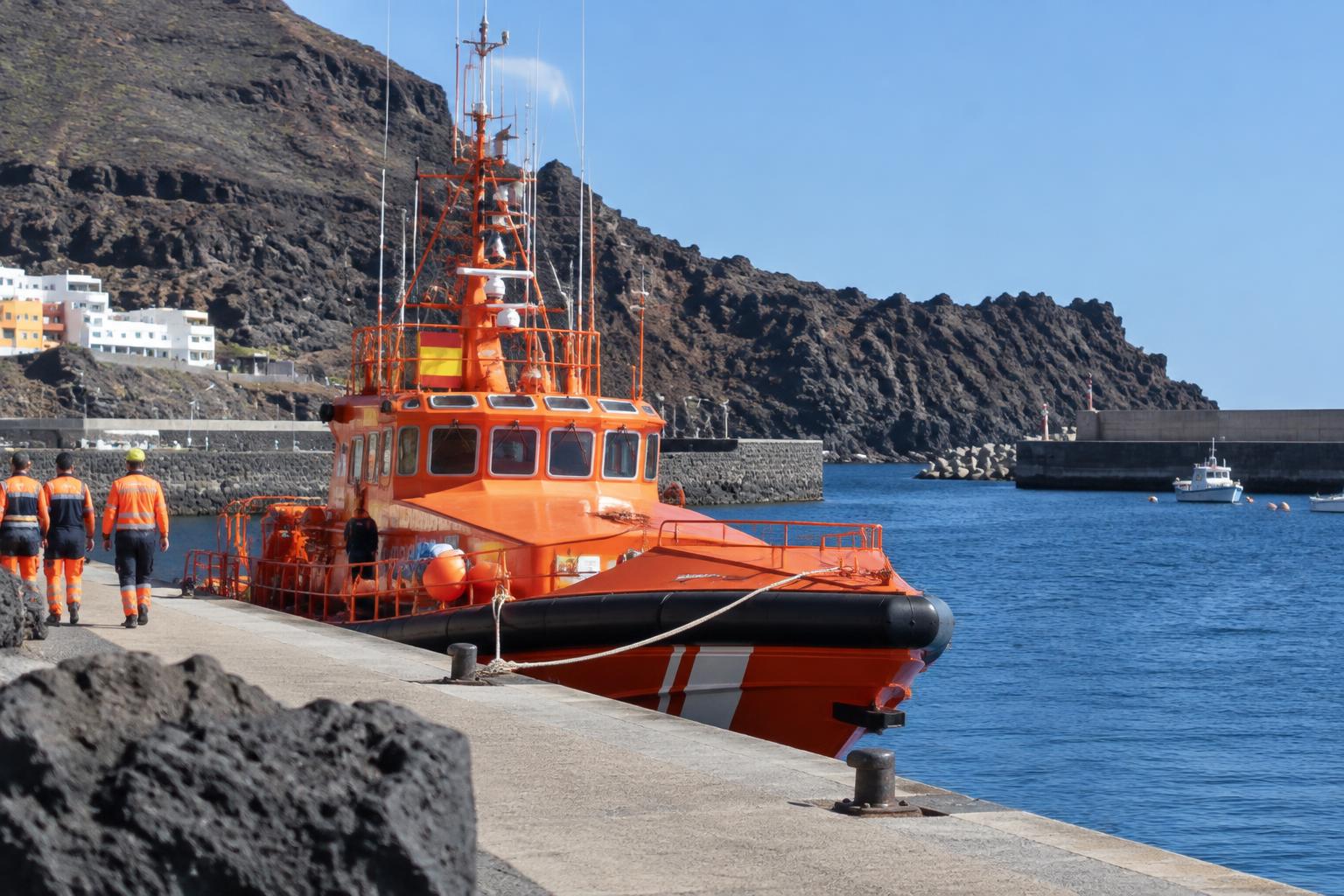 Schiff der spanischen Seenotrettung im Hafen von La Restinga auf El Hierro