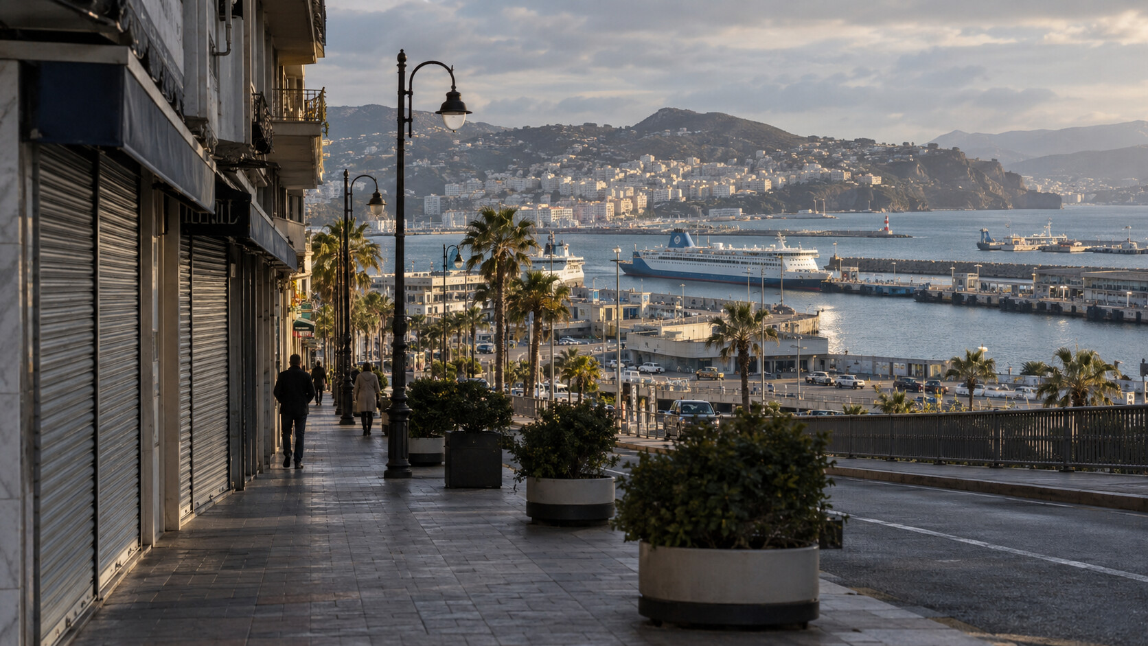 Ruhige Geschäftsstraße mit Blick auf den Hafen und die Fähren von Ceuta