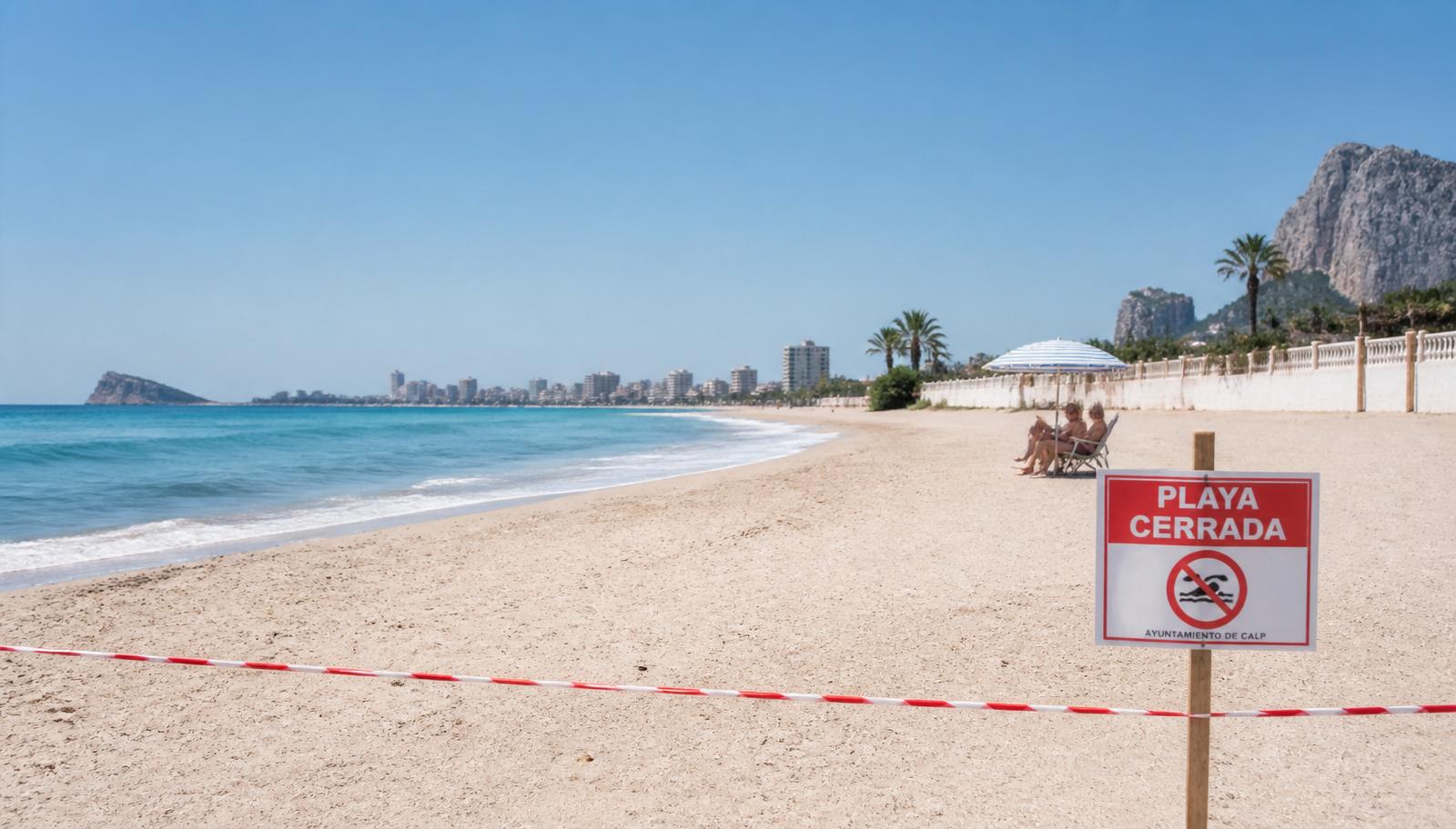 Gesperrter Strand an der Costa Blanca mit rot-weißem Absperrband und einem Schild „Playa Cerrada“ unter strahlend blauem Himmel