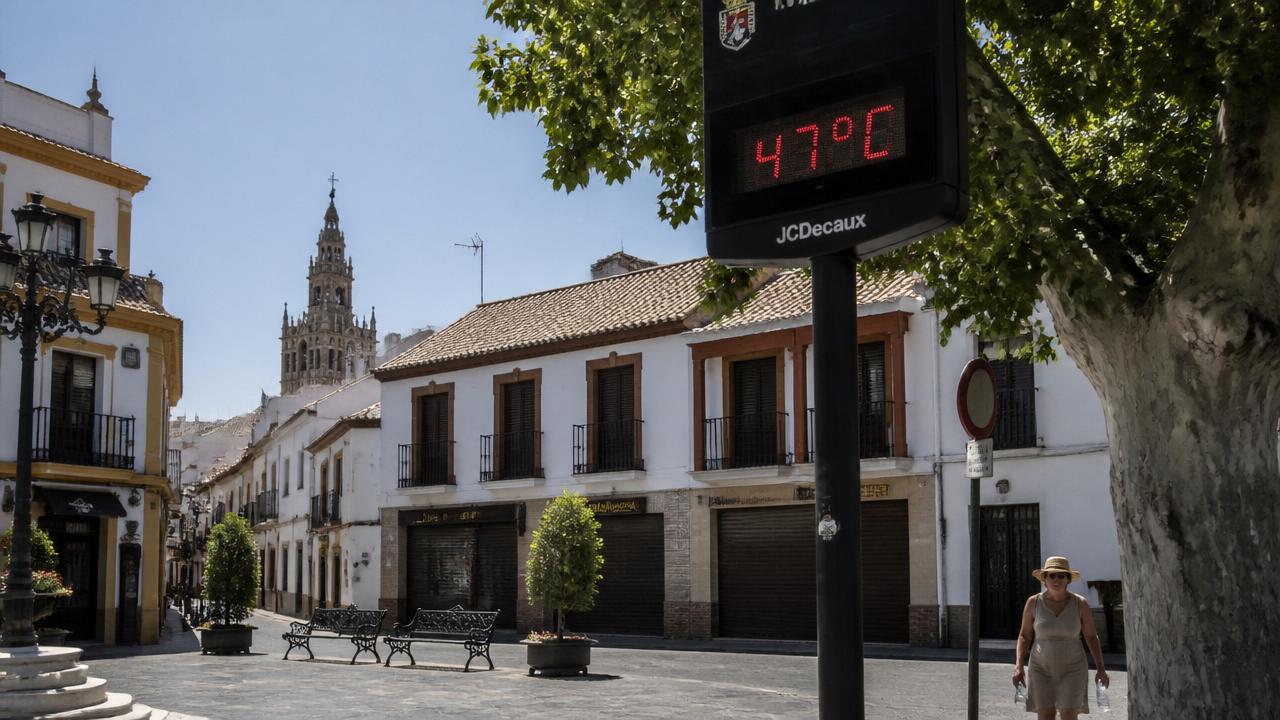 Digitales Straßenthermometer in einer andalusischen Stadt zeigt 47 Grad Celsius in der Mittagshitze