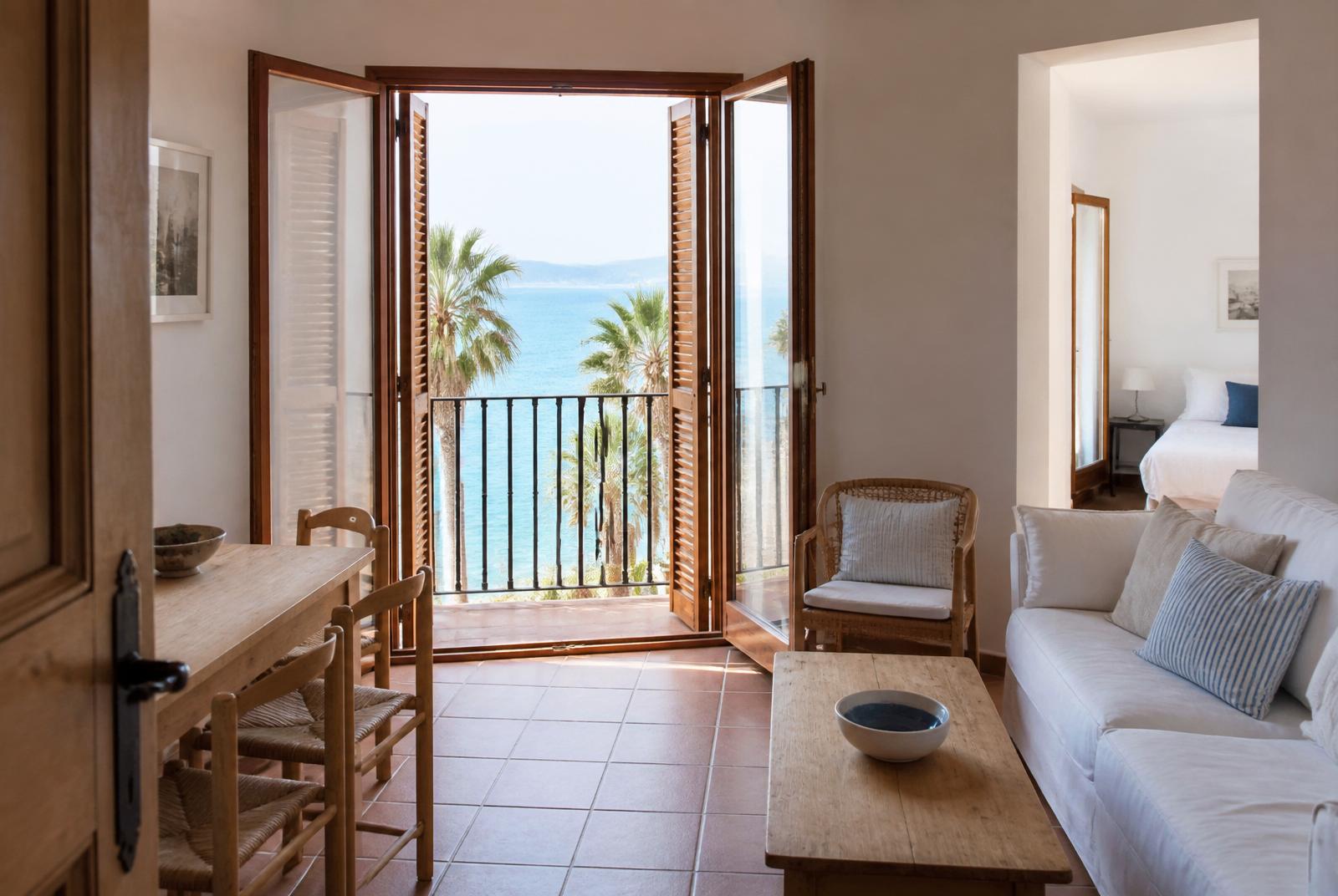 Helle spanische Küstenwohnung mit Balkontür und Meerblick